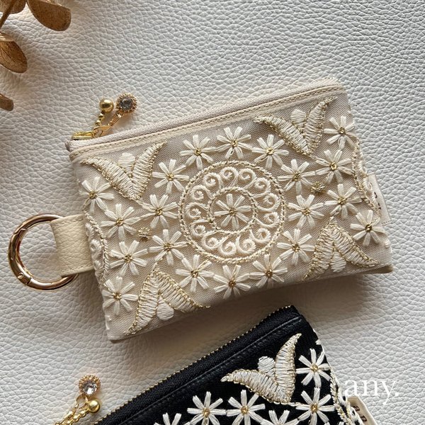 new✨インド刺繍リボンポーチwhiteflower🤍beige カードケース💳 フェイクレザー カラビナポーチ　贈り物♡ご自分へのご褒美に♡ 新生活　