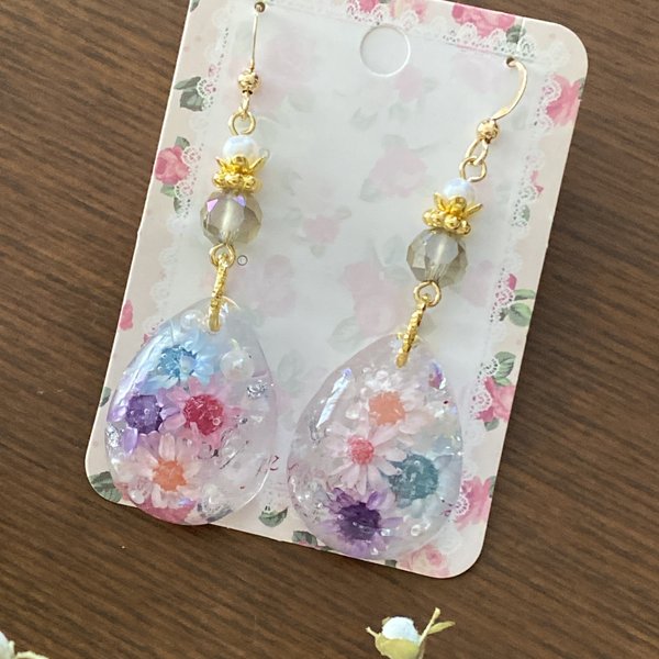 レジン　アクセサリー　揺れるお花のピアス　キラキラ