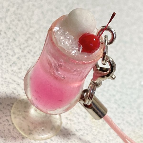 ミニチュア　ピンクのクリームソーダ🍒（ストラップ）