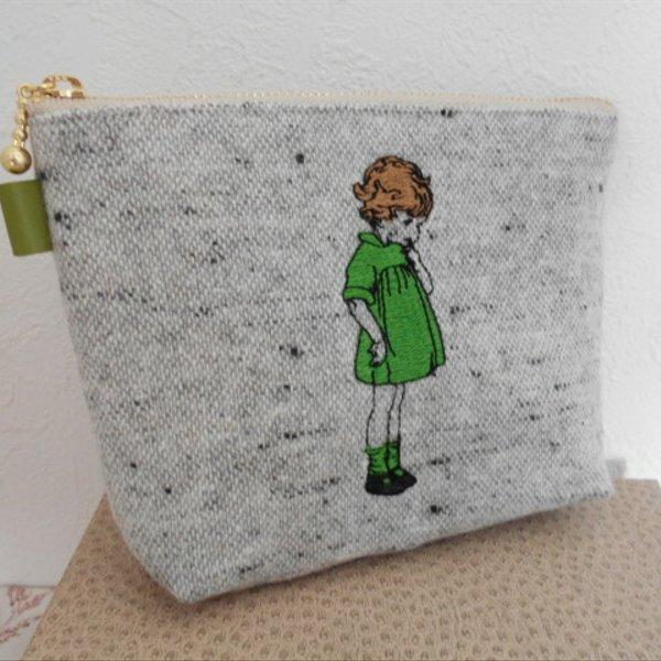 刺繍のほっこりネップツイードのポーチ可愛いフランスの女の子グリーン