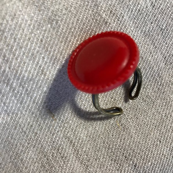 赤いボタンの指輪