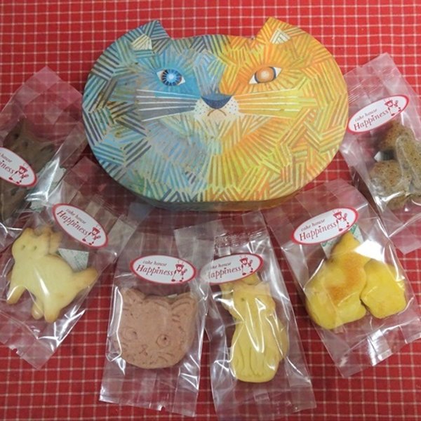 ネコの貼箱に猫の形の焼き菓子６種類詰め合わせ♪