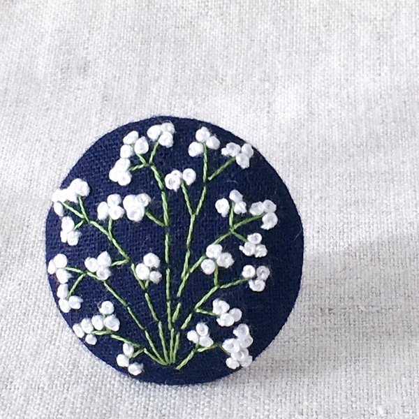 刺繍ブローチ　かすみ草　ヘアゴム可 くるみボタン　送料無料