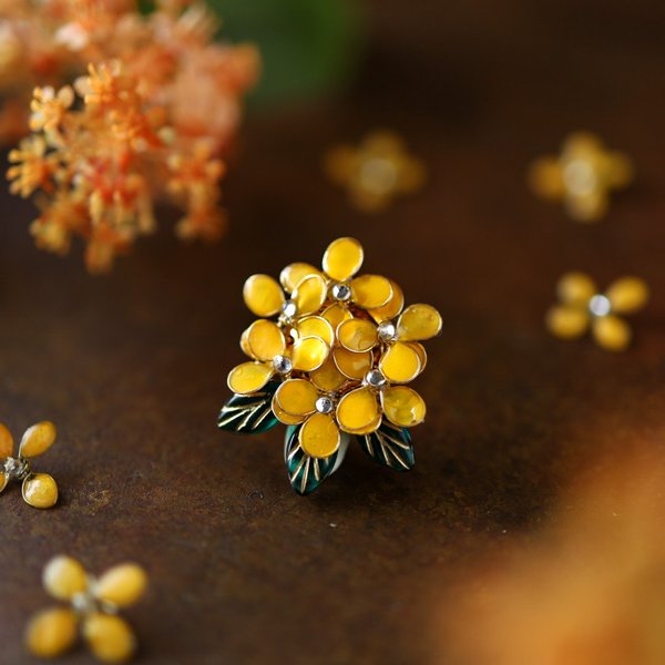 小さな 金木犀のブローチ　 秋　10月　誕生日花　