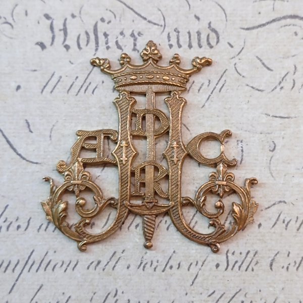 BEHOLD− モノグラム 1個 ジャンヌ・ダルクの紋章 真鍮製 王冠 剣 フランス製 スタンピング ヴィンテージ風