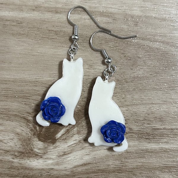 🐈‍⬛白猫と青い薔薇のピアス🐈‍⬛