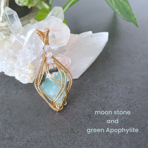 green Apophylite & moon stone   necklace   グリーンアポフィライト&ムーンストーンのネックレス