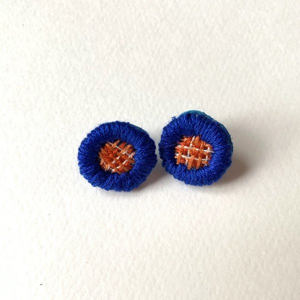 刺繍イヤリング【暖色チェック×青】