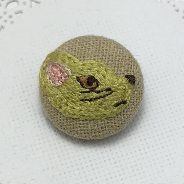 きつねさん 手刺繍ブローチ (くるみボタン18mm)