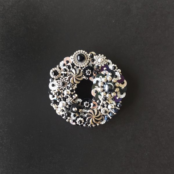 Antique Silver Beads Reunion リース型ビーズ刺繍ブローチ　