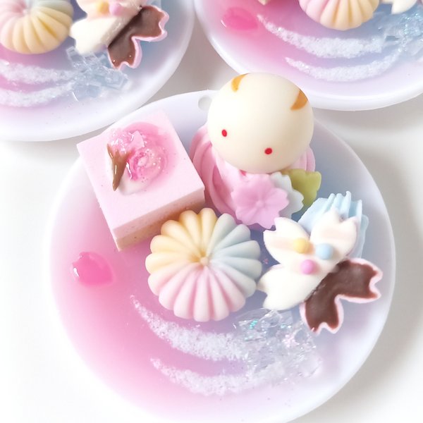 【濃いピンク富士桜】うさこさんと桜の和菓子のワンプレートキーホルダー