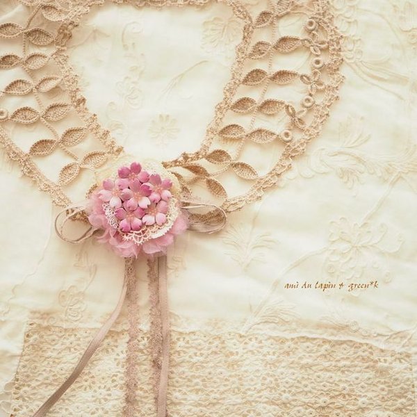 クロッシェレースの飾り襟と桜ブローチ