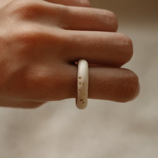 tsubu ring #051228【陶器リング　やきもの　指輪　アクセサリー　陶器ジュエリー　ｾﾗﾐｯｸﾘﾝｸﾞ ｼﾝﾌﾟﾙﾘﾝｸﾞ金アレ対応　金属アレルギー　ｱﾝﾆｭｲ ﾘﾎﾞﾝﾏｽｸ 】