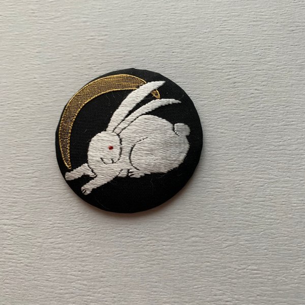 日本刺繍ブローチ・うさぎ