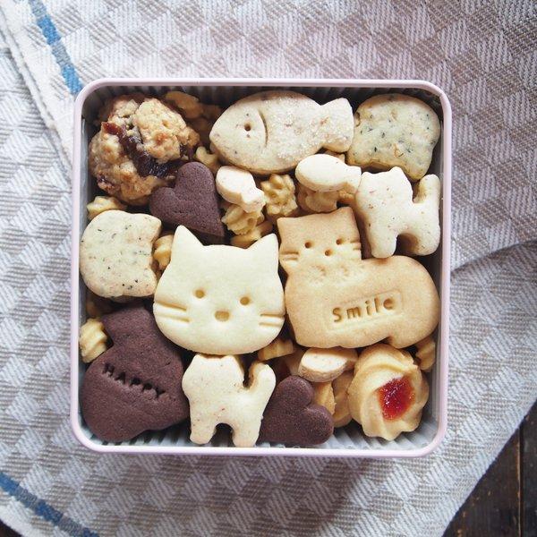 「ねこたちとHappy♪クッキー缶」（角缶）【期間限定缶】