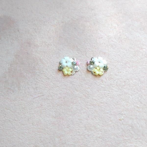 白 黄色 ピンクお花 シンプルピアス＆イヤリング #樹脂ピアス #樹脂ノンホールピアス #ステンレスピアス