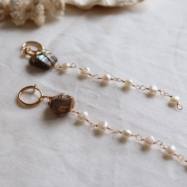 tsuzuri earrings - shell and pearls 