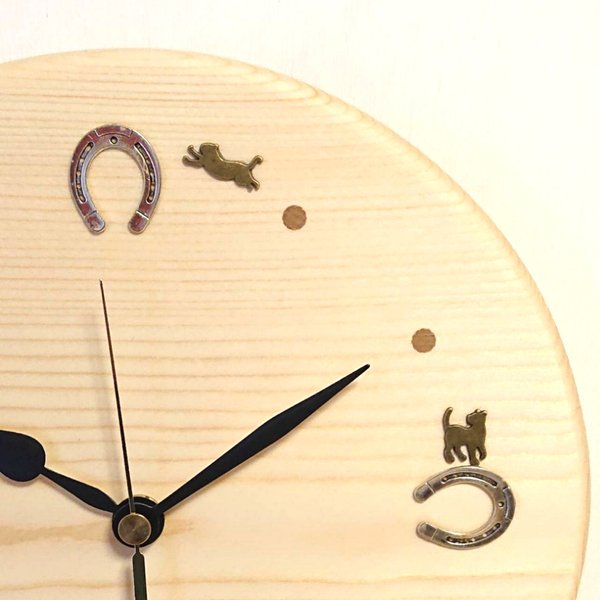 馬蹄で遊ぶネコの壁掛け時計【送料無料】