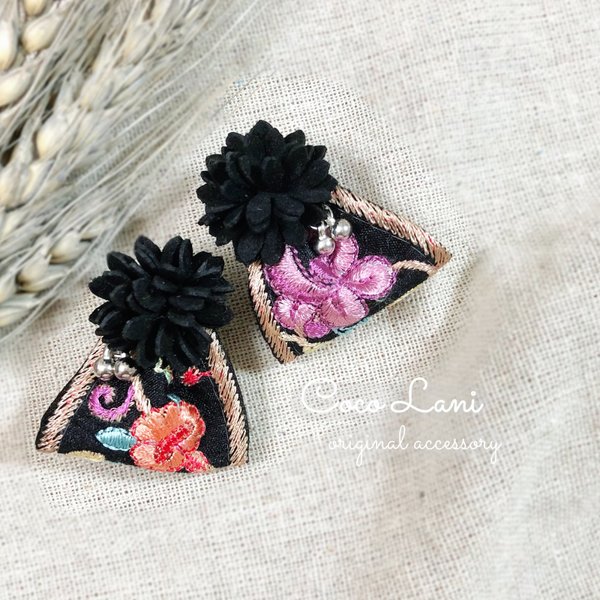 インド刺繍リボン ブラック フラワー シルバー タッセル ✿ ビーズ レトロ ハワイ ピアス イヤリング