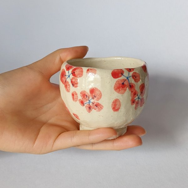 ぐい呑み／湯呑み　梅の花　手びねり　オリジナル陶器