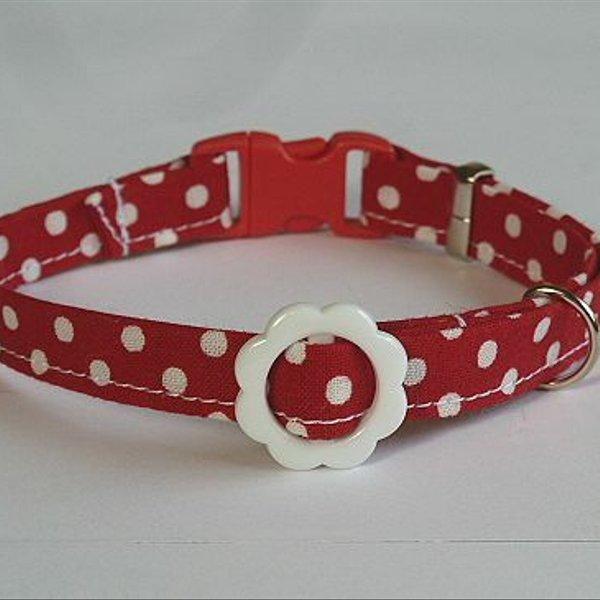 赤と白のオーソドックスカラーの猫首輪