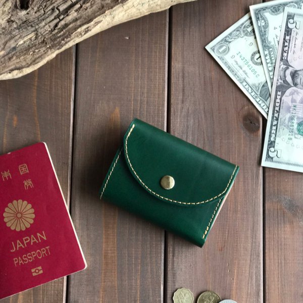 イタリアンレザーを使った緑色の三つ折り財布