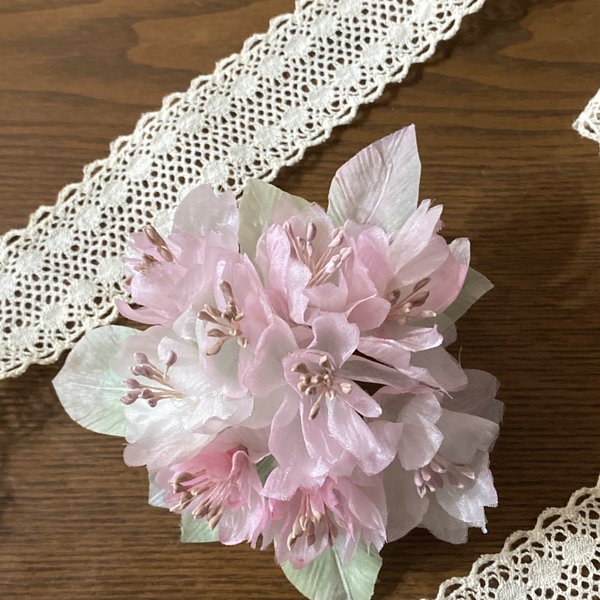 布花　コサージュ　色付いた八重桜　染め花