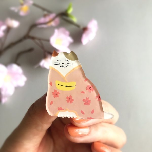 桜舞うお着物猫のブローチ/薄桃色