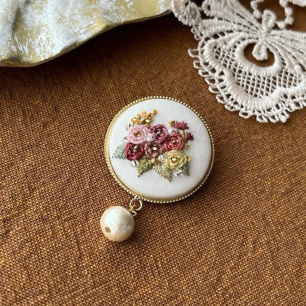 手刺繍の芸術を身にまとう。春の花々が輝く光のブローチ。