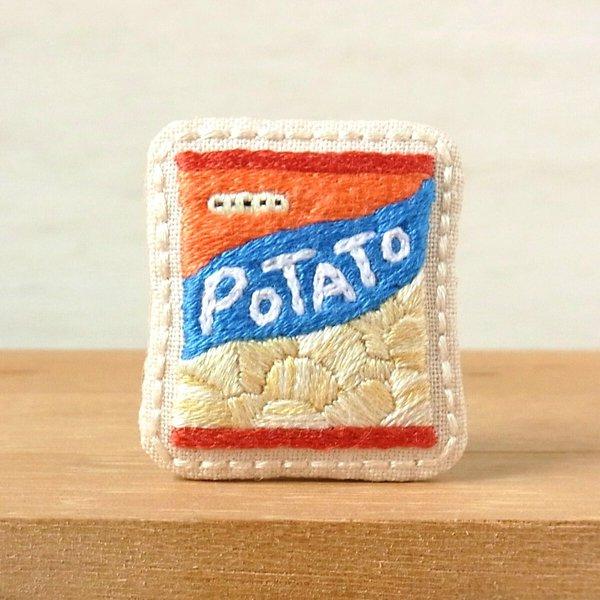 ポテトチップスの手刺繍ブローチ