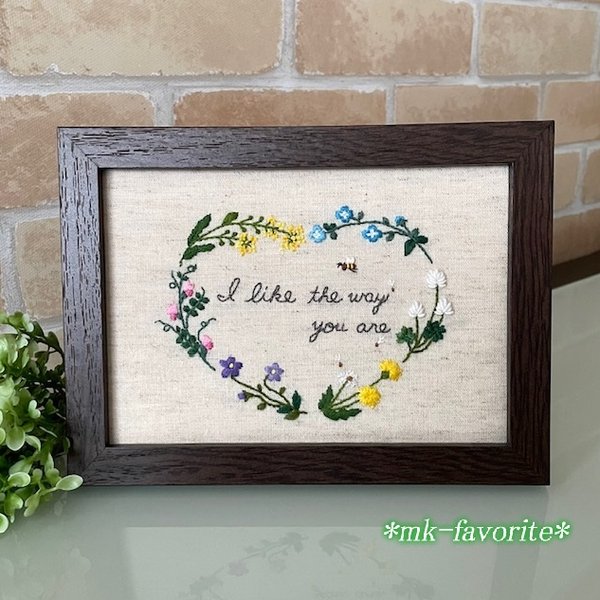 🌿春の野花・ハートのリース『I like the way you are』手刺繍インテリア額・刺繡パネル・刺繡ファブリックパネル・刺繡フレーム