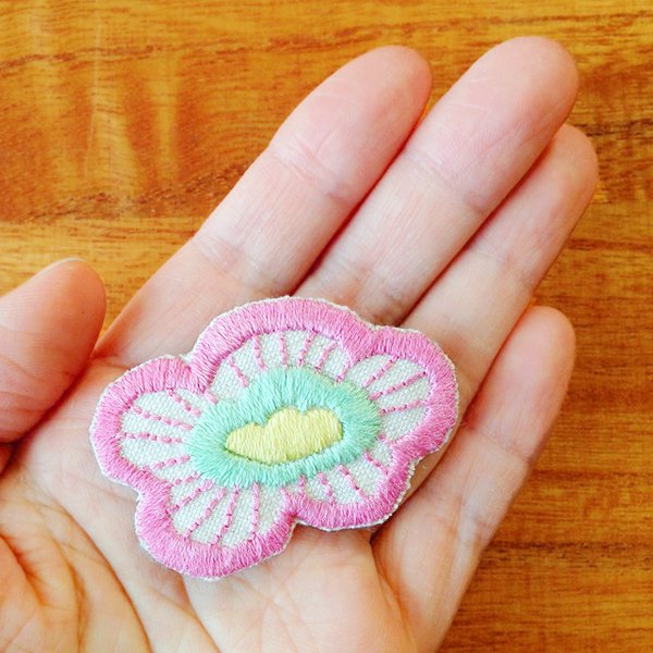 お花(ピンク)刺繍ブローチ