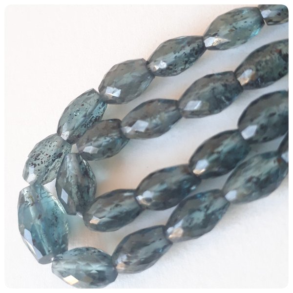 ∴天然石ビーズ∵宝石質ディープブルーカイヤナイト　ライスカット
