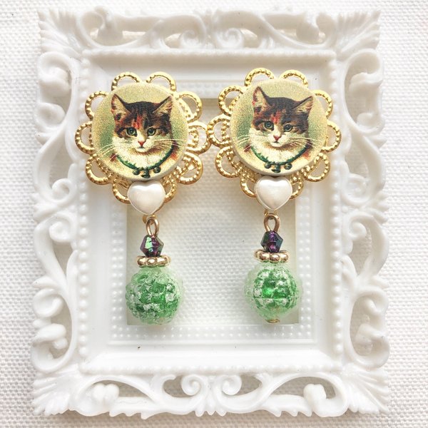 ❤️再販❤️猫とヴィンテージ ビーズのアクセサリー　ピアス　イヤリング　ブローチ　昭和レトロ　レトロ　レトロポップ　ファンシー　木製　グリーン