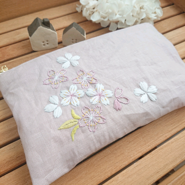 リネン   桜の刺繍ポーチ(通帳やペンも入るサイズ)