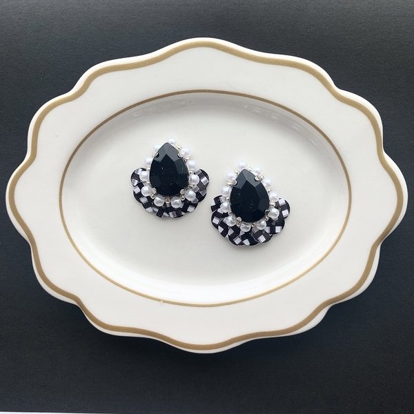 黒チェック　雫型ビジューの刺繍ピアス