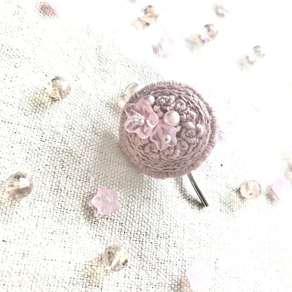 【ビーズ刺繍】さくら色なポニーフック🌸