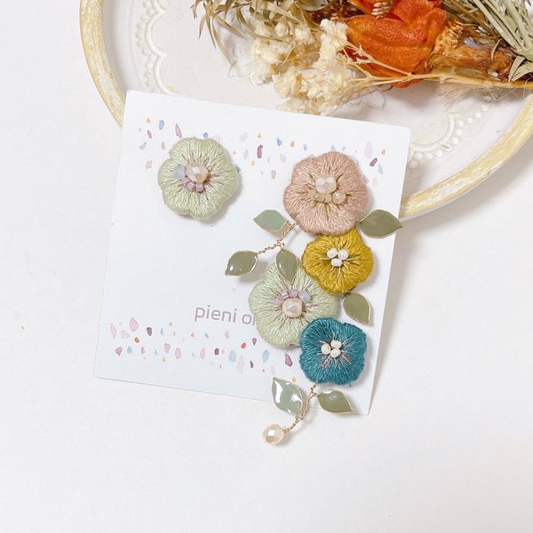 【再販】たっぷりお花の刺繍ピアス/イヤリング