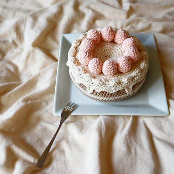 ぎっしり白苺♡ほんものみたいなホールケーキのあみぐるみ♡バレンタインやお誕生日のイベントに◎あみぐるみケーキ