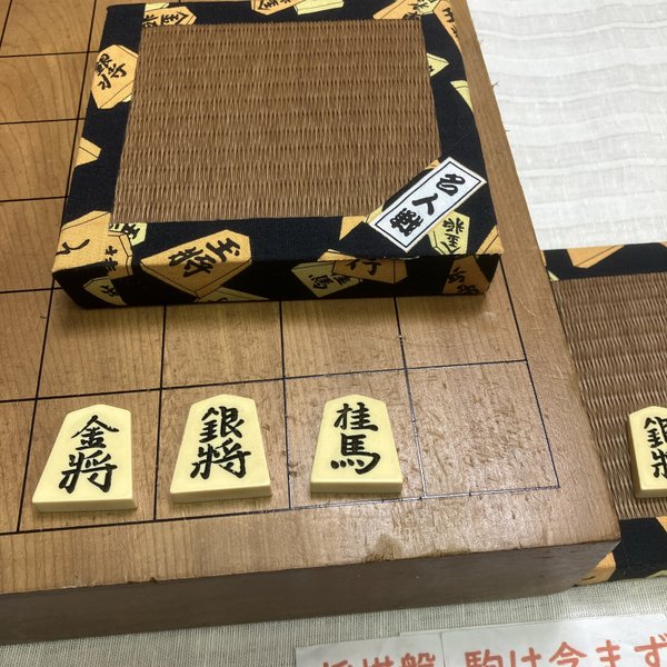 名人戦柄の将棋駒台　畳は茶色メセキの新作です。駒24-7