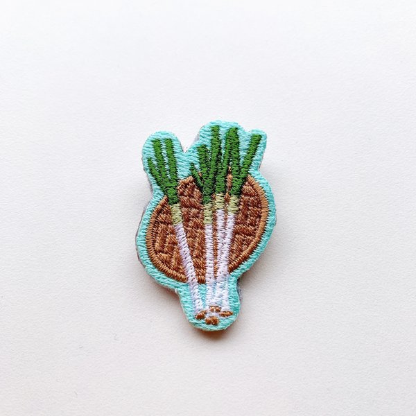 ネギ　刺繍　バッジ　ブローチ　水色