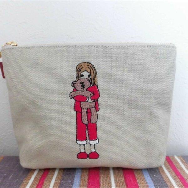 「再販」刺繍の帆布のポーチ　女の子とくまのぬいぐるみ　１８㎝　２０㎝