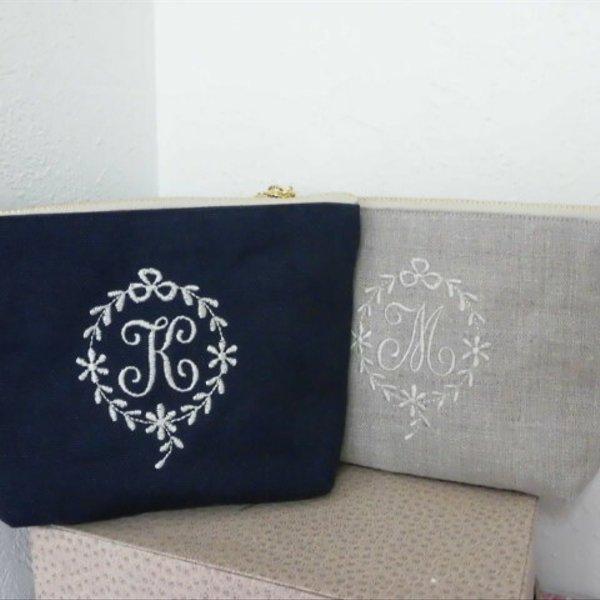 選べるイニシャル刺繍のポーチ　エンブレム １６㎝１８㎝２０㎝ 帆布　リネン