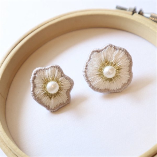 大人なお花の刺繍ピアス