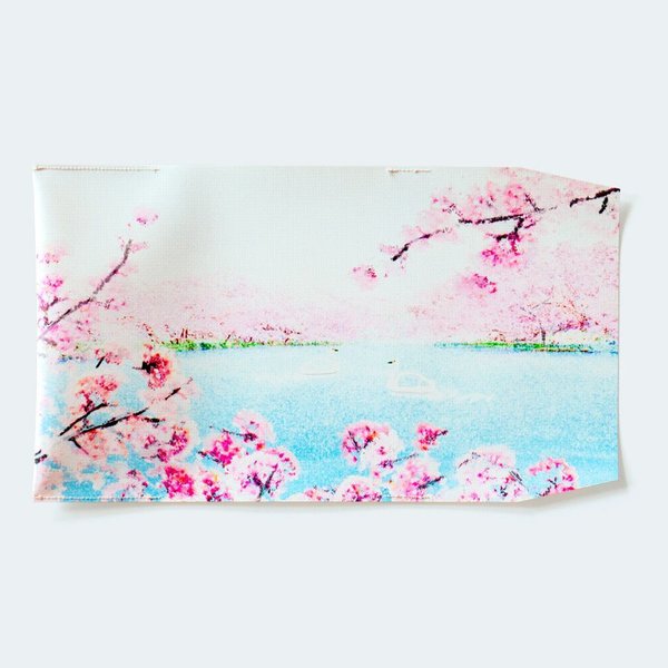 満開の桜と、スワンボートが浮かぶ湖を描いた、、ブックカバー