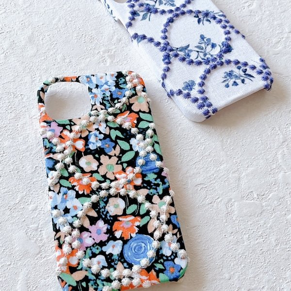 サークル刺繍小花　iPhoneケース