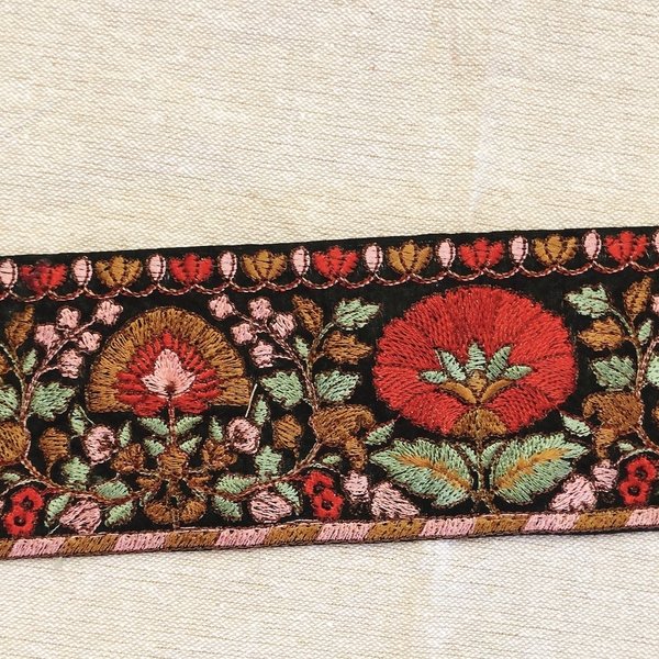 インド直輸入　刺繡リボン　50㎝