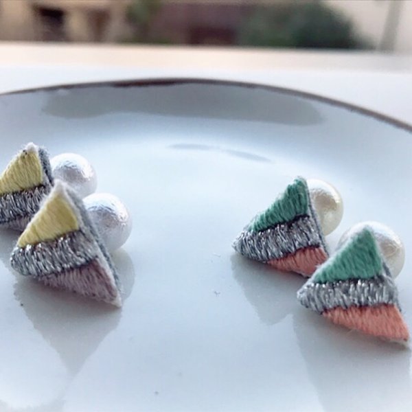 三色刺繍ピアス/△