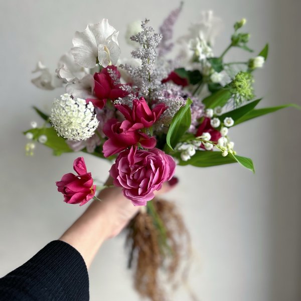 生花　根付きスズラン入りの春のお花のブーケ