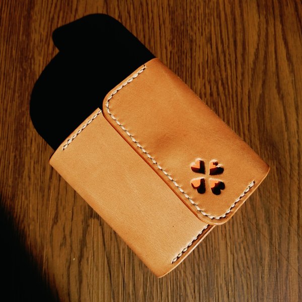 【ミニ♪】コンパクト財布 かわいい 四つ葉 クローバー 本革 手縫い レザー 折りたたみ財布